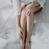 Frau mit glatten Beinen