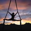Frau macht Aerial Yoga