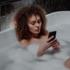 Frau Badezimmer Smartphone