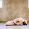 Frau macht Kundalini Yoga