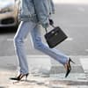 Streetstyle Frau trägt Jeans