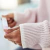 Frau mit Ovulationstest in der Hand