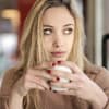 Frau trinkt kaffee nachdenklich