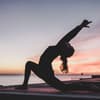 Frau macht Vinyasa Yoga