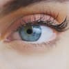 Frau mit Wimpernlaminierung