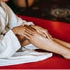 Beine von Frau mit Bodylotion