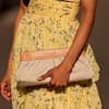 Frau hält Clutch
