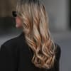Frau mit welligen Haaren