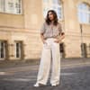 Frau trägt beige Jeans
