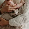 Frau mit Baby auf Arm