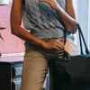 Frau mit Binde in Tasche