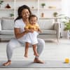 Frau macht Sport mit Baby