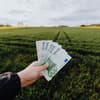 Geldscheine in der Hand