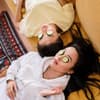 Zwei Frauen mit Gurken auf den Augen