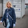 Frau trägt Seitenscheitel und kinnlange Haare in Bob-Schnitt
