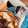 Frau tindert auf Handy