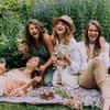 Gruppe Freundinnen feiert Galentinesday