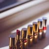 Lippenstifte aneinandergereiht 