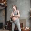 Schwangere Frau macht Beckenbodentraining