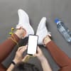 Frau mit Sport Leggings und Handy