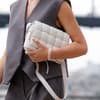 Influencerin mit Bottega Veneta Handtasche