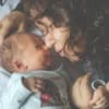 Baby und Mama im Wochenbett