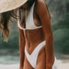 Frau im weißen Bikini