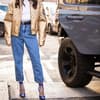 Frau trägt Bubble Jeans