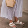 Frau trägt Birkenstocks