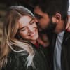 Mann und Frau daten sich