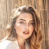 Frau mit Sommersprossen im Gesicht 