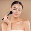 Frau trägt Make-up auf