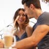 Frau und Mann beim ersten Date