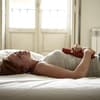 Frau mit Wärmflasche 