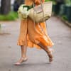 Frau trägt Leinenkleid in orange