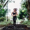 Frau joggt in Park