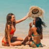 Frauen im Bikini am Strand 