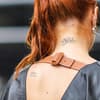Frau mit Rückentattoos