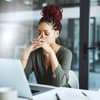 Frau ist unzufrieden im Job