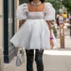 Frau in weißem Babydoll Kleid