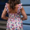 Frau zeigt ihren Rücken im Sommerkleid