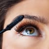 Frau mit langen Wimpern und Mascara