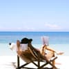 Frau liest Buch am Strand