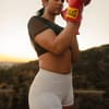 Frau beim Boxen mit enger Sporthose