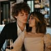 Mann und Frau flirten miteinander