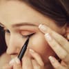 Frau trägt Eyeliner auf