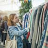 Sommeroutfit auf dem Flohmarkt kaufen? SO geht Retro-Shopping Frau auf Flohmarkt