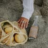 Ring am Finger und Zitrone am Strand