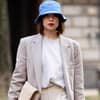 Outift mit beigem Blazer und Fischerhut