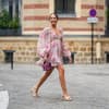 Frau trägt Sommerkleid